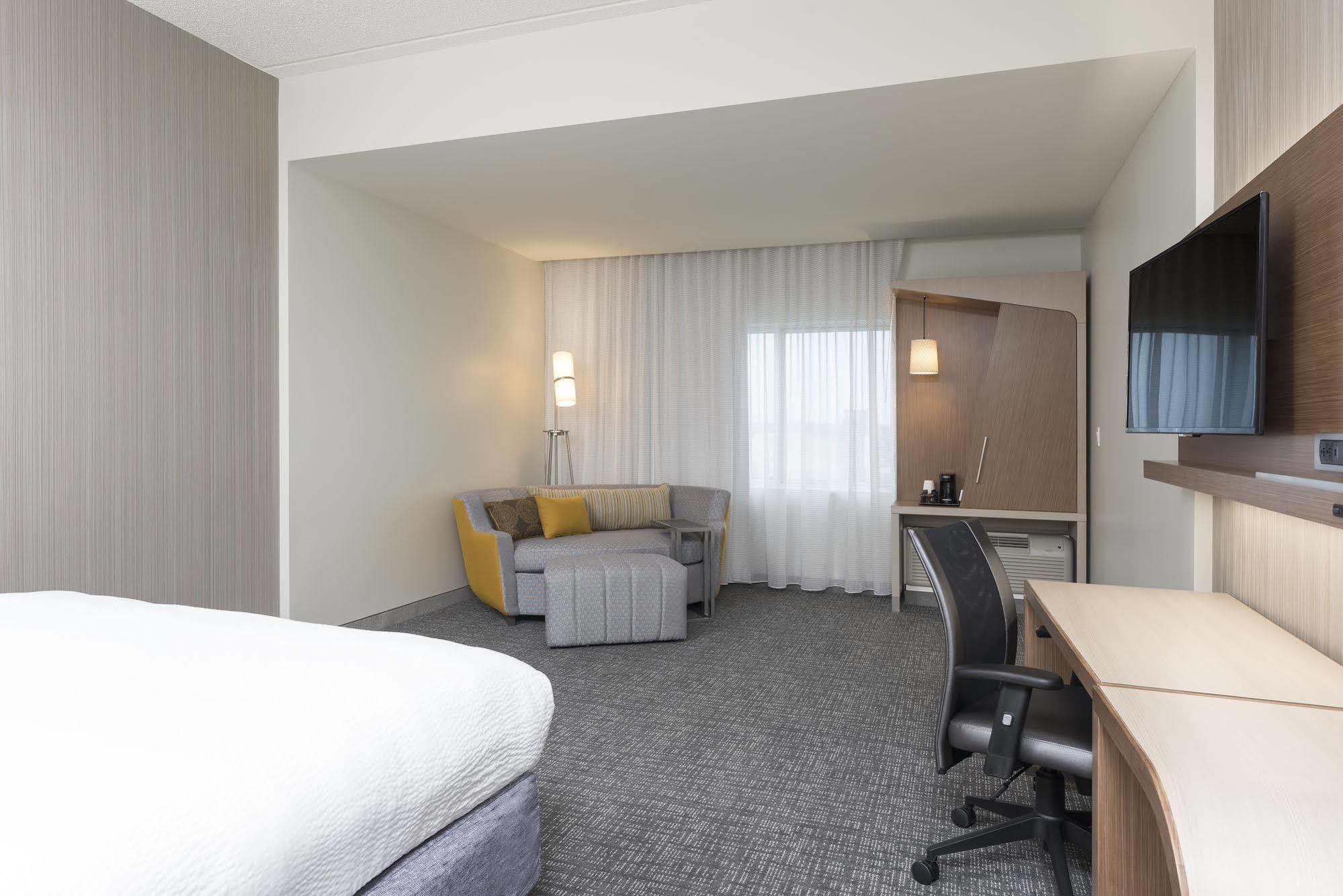 Courtyard By Marriott Mt. Pleasant At Central Michigan University Mount Pleasant Esterno foto
